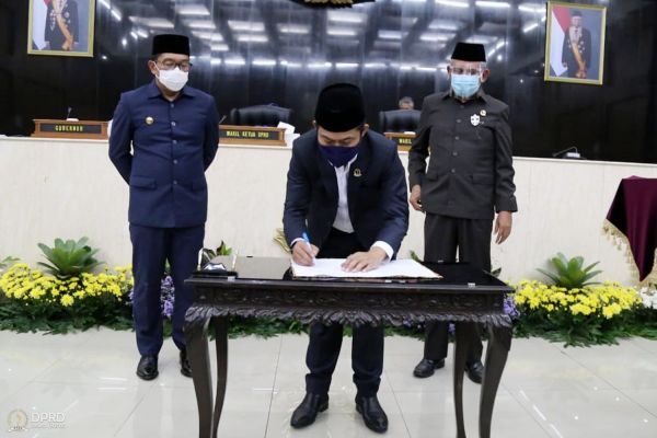 Wakil Ketua DPRD Jabar, Oleh Sholeh dan Achmad Ru'yat setujui APBD TA 2021 (Foto: Humas DPRD Jabar/ Fahmi Nauval)