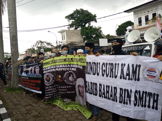 Ratusan anggota FPI gelar demo tuntut pembebasan HRS (Foto: Verawati/dara.co.id)