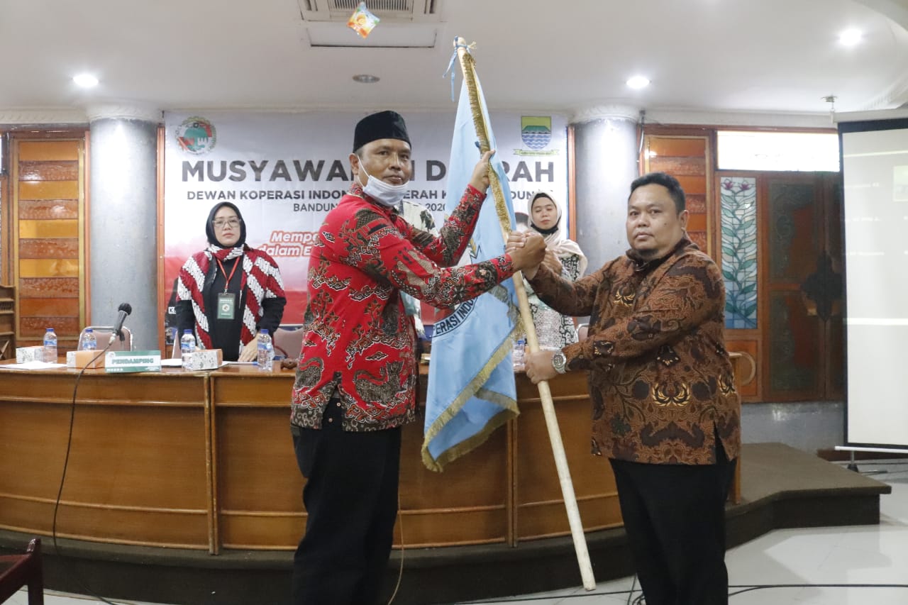 
Paul Harol (kiri) memimpin Dekopinda Kota Bandung usai terpilih dalam musyawarah daerah, Minggu (20/12/2020). 
