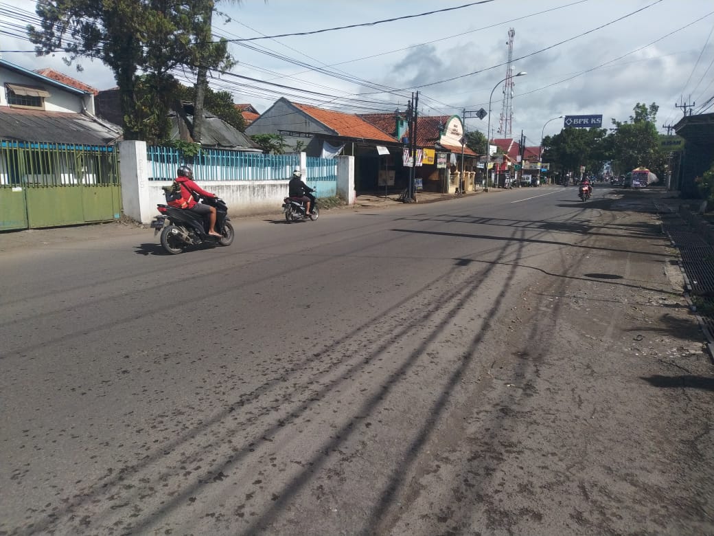 Suasana di jalan raya Kopo-Katapang Kabupaten Bandung di hari pencoblosan terlihat lengang (Foto: denkur/dara.co.id)