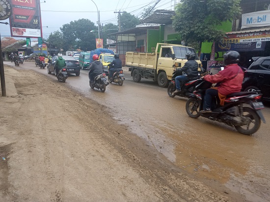 Waspadalah jalan Warunglobak kerap licin karena ceceran tanah urugan (Foto: Verawati/dara.co.id)