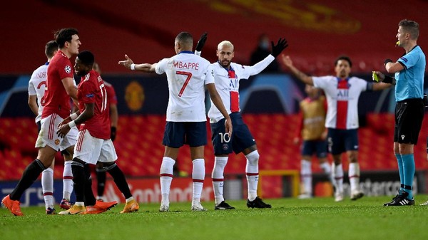 

Manchester United dikalahkan PSG 1-3 di Old Trafford (Foto : detiksport)
