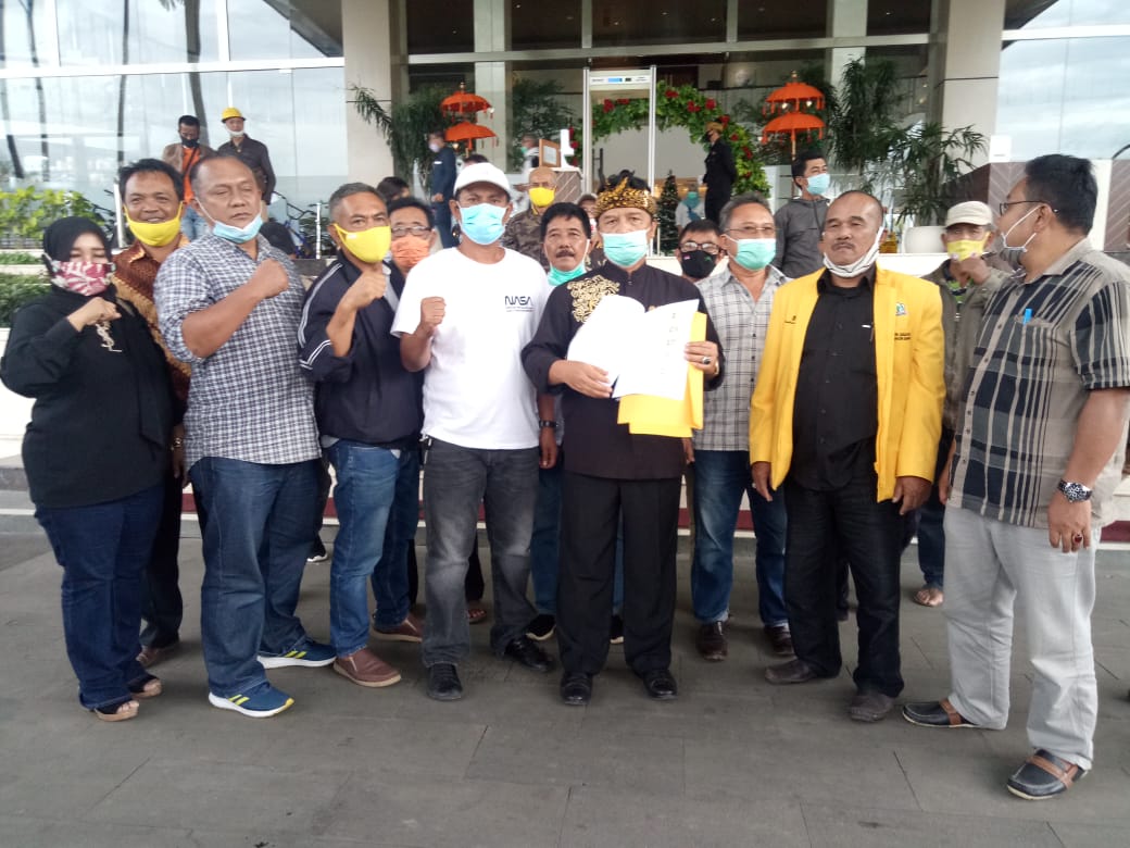 Dadang Naser bersama pengurus kecamatan Golkar Kabupaten bandung (Foto: Istimewa)