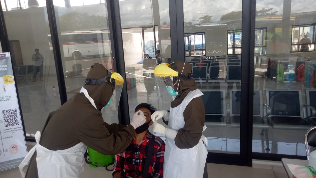 Sejumlah awak angkutan dan penumpang di Terminal Guntur Melati Kabupaten Garut di tes rapid antigen untuk memastikan bahwa mereka tidak terpapar Virus Corona, (Foto: Andre/dara.co.id)