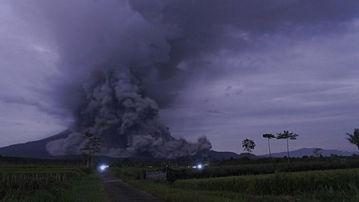 Luncuran awan panas Gunung Semeru terpantau dari Kecamatan Pronojiwo, Lumajang, Jawa Timur, Selasa (1/12/2020). (Foto: tirto.id/ANTARA/Seno/rwa)
