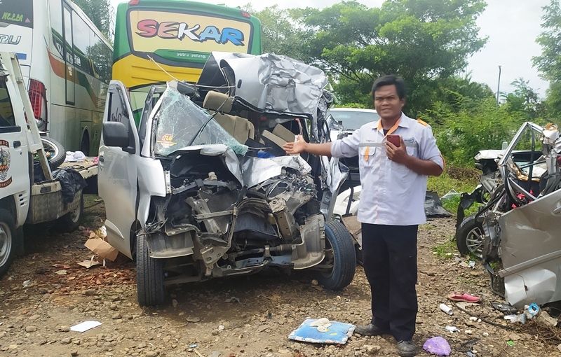 Salah seorang petugas layanan derek Tol Cipali, Astra Infra/Toll Road Cipali menunjukkan kendaraan yang naas hancur menabrak belakang truk (Foto:galamedianews.com/Dally Kardilan)