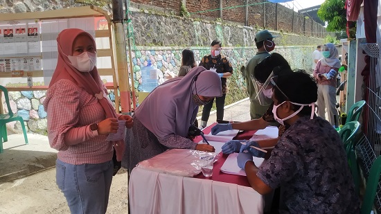 Ada suasana yang beda saat di TPS (Foto: Purwanda/dara.co.id)