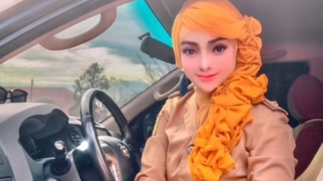 Viral Wanita Berseragam PNS Berdandan Seperti Barbie (TikTok/suara.com)