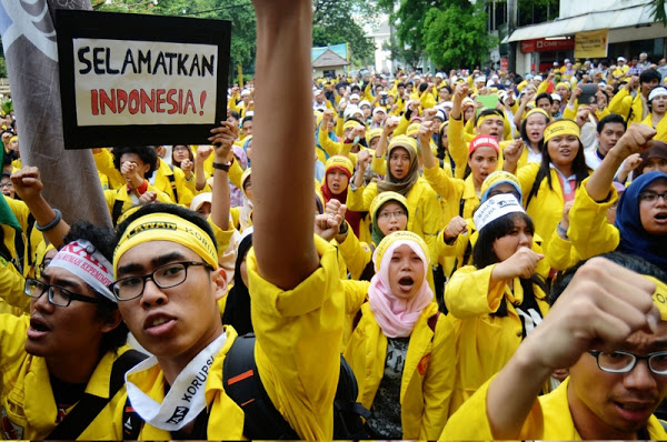 Mahasiswa yang tergabung dalam Badan Eksekutif Mahasiswa Universitas Indonesia (BEM UI) dan Ikatan Alumni Lintas Almamater di Indonesia melakukan Rapat Akbar Gerakan Antikorupsi Nasional di kampus UI Salemba, Jakarta, 2015.  TEMPO/Imam Sukamto