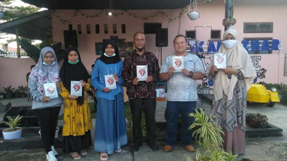 Suasana acara peluncuran buku antologi  puisi ‘Indonesia Sakti, Pusaka Kusayang’ karya 75 pelajar se-Pasbar, pada Sabtu 23 Januari 2021 di Cafe Seven, Simpang Empat, Pasbar. (Dok. Istimewa)