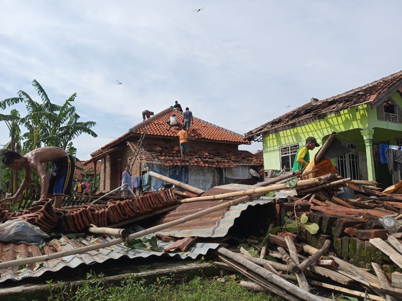 Ratusan rumah rusak diamuk puting beliiung di Desa Selangit (Foto: Bambang Setiawan/dara.co.id)