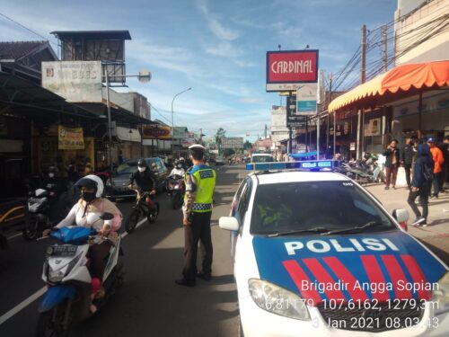 Polisi tengah membubarkan kumpulan komunitas motor di Lembang (Foto: Heni Suhaeni/dara.co.id)