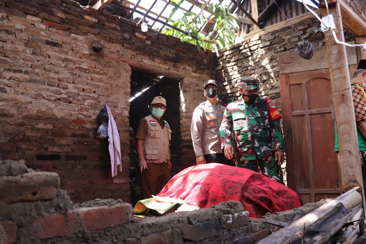 Salah satu rumah rusak akibat ditsapu angin puting beliung di Desa Slangit Sabtu lalu (Foto: Bambang Setiawan/dara.co.id)