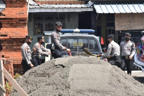 Puluhan personil polisi diterjunkan untuk membantu korban angin puting beliung (Foto: Bambang Setiawan/dara.co.id)