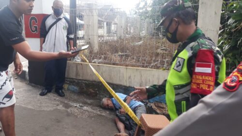 Seorang kakek ditemukan meninggal dunia di pinggri jalan (Foto: Riri Satiri/dara.co.id)