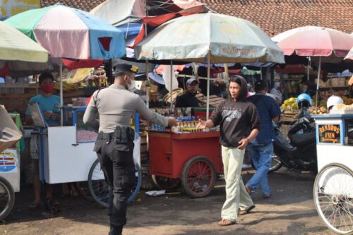 Polisi bagikan masker di seputar Pasar Soreang Kabupaten Bandung (Foto: verawati/dara.co.id)