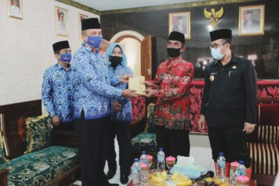 Ketua Korpri Kabupaten Cirebon didampingi Bupati Cirebon saat menyerahkan bantian langsung kepada Kepala Desa Slangi (Foto: Bambang Setiawan/dara.co.id)