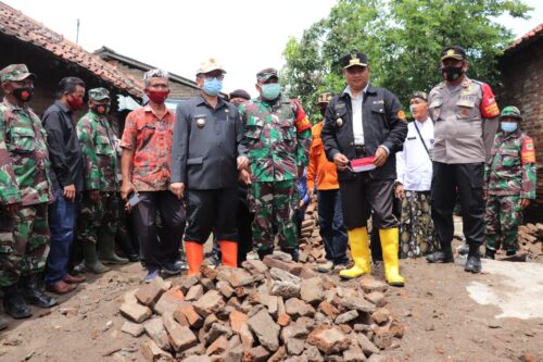 Uu Ruzhanul Ulum Wagub Jabar didampingi Imron Royadi Bupati Cirebon saat meninjau langsung lokasi bencana alam di Desa Slangit (foto: Bambang Setiawan/dara/id)
