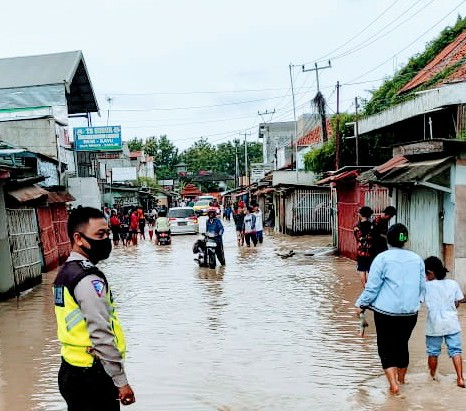 Tanggul Cipunagara bocor dan merendam tiga desa di Pamanukan (Foto: Deny Suhendar/dara.co.id)