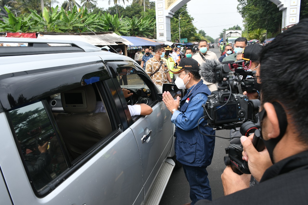 Plt Bupati Cianjur dan Forkopimda Tinjau Penyekatan di Tapal Batas (Foto: Purwanda/dara.co.id)