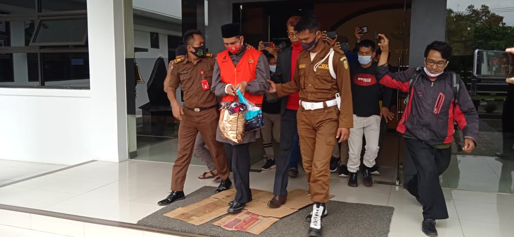 Mengenakan rompi tahanan Kejaksaan, Sutarman digiring ke mobil tahanan untuk dibawa ke Rutan Kelas II B Garut (Foto: Istimewa)