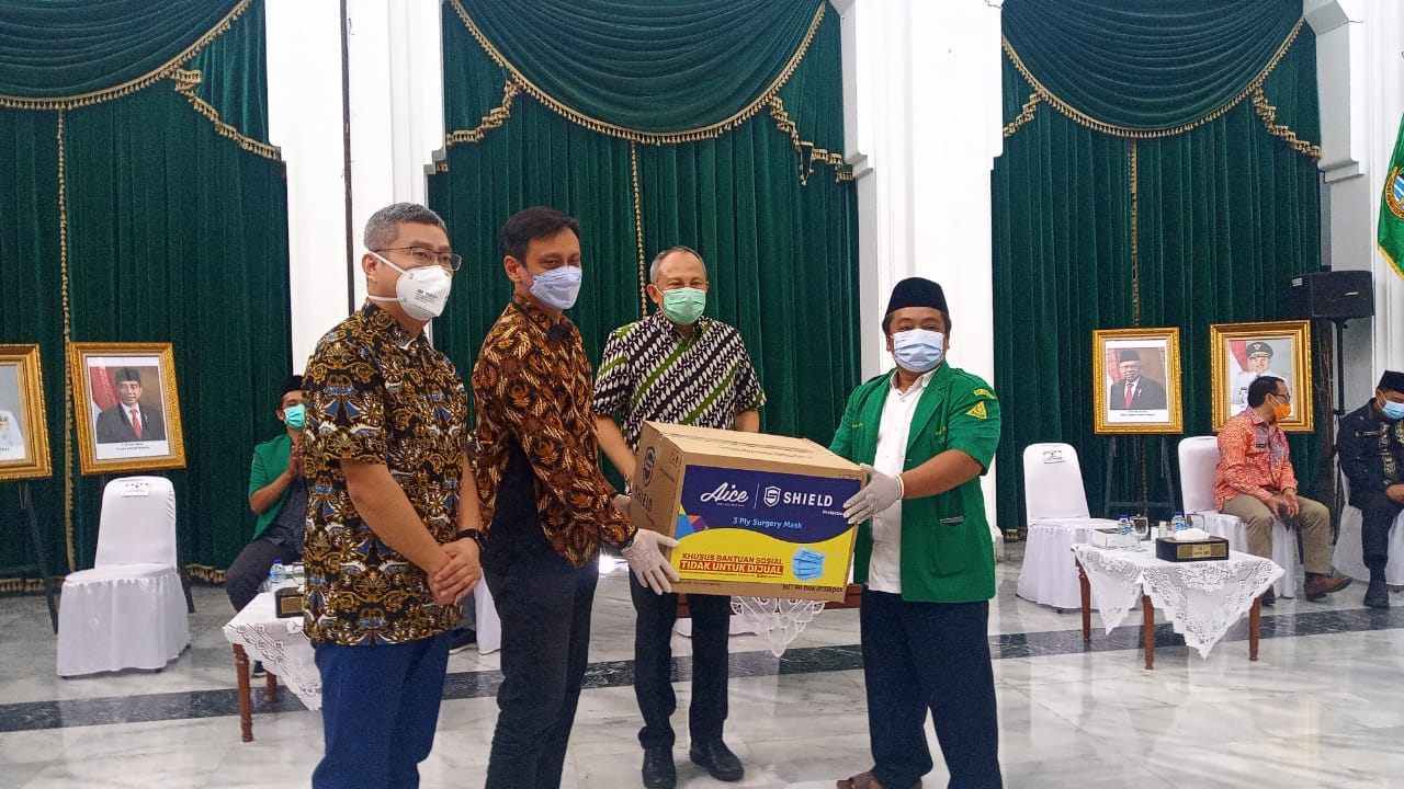 Sekda Jawa Barat, menerima bantuan masker secara simbolis di Gedung Sate (Foto: Ardian) 
