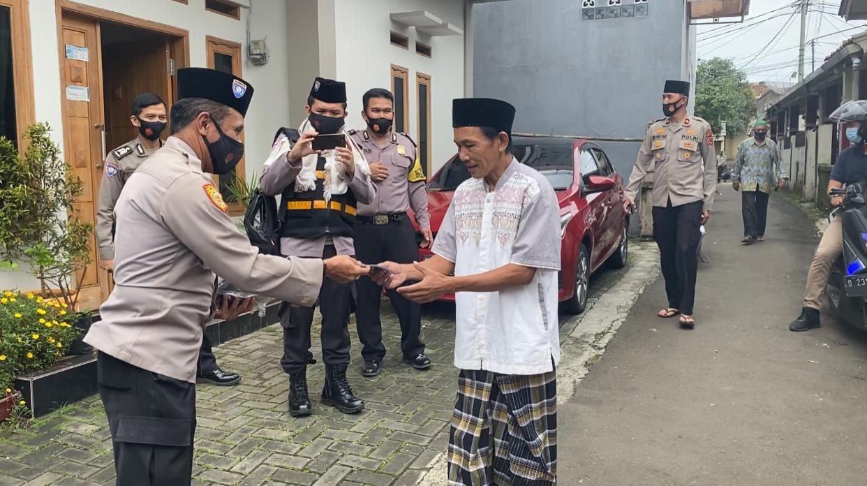 Wakapolres Sukabumi Kota AKP Sulaeman terjun langsung dalam program jumat keliling (Foto: Riri Satiri/dara.co.id)