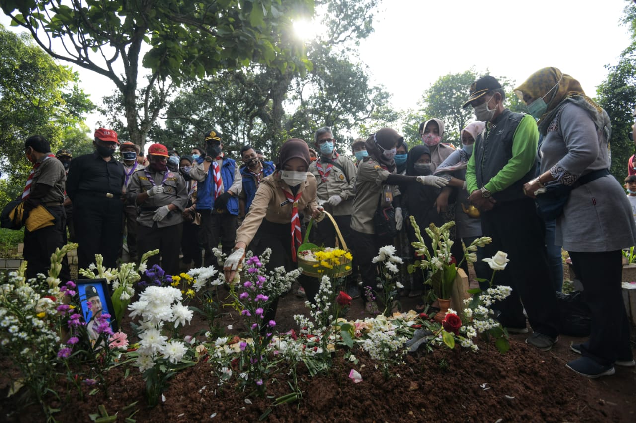 Ketua Kwarda Jawa Barat Melaksanakan Tabur Bunga di Makam Almarhum Dadang Kusnadi, Sabtu 16 Januari 2020 (foto, doc Pusinfo Kwarda Pramuka Jabar)