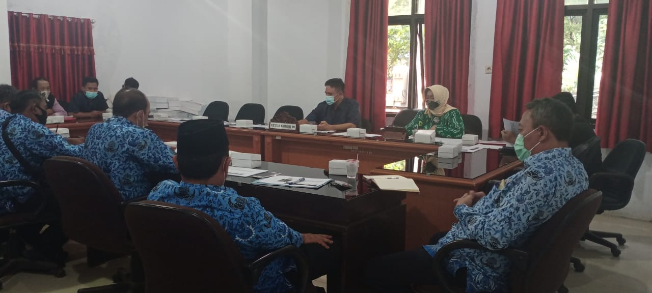 Rapat kerja Komisi III, soal TPAS, di ruang komisi DPRD Kabupaten Cirebon (Foto: Bambang Setiawan/dara.co.id)