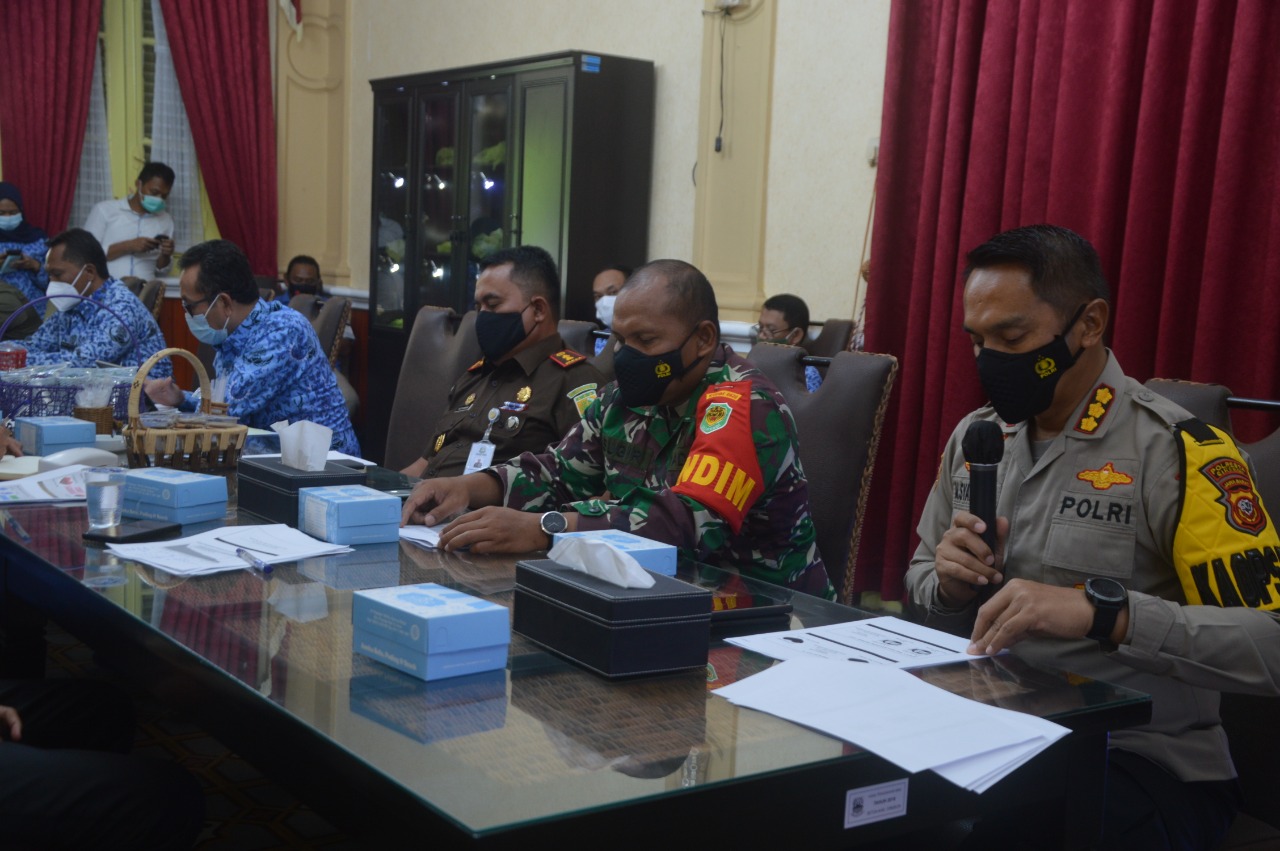 Rapat Evaluasi PPKM di pendopo yang dihadiri seluruh unsur Forkopimda Kabupaten Cirebon (Foto: Bambang Setiawan/dara.co.id)