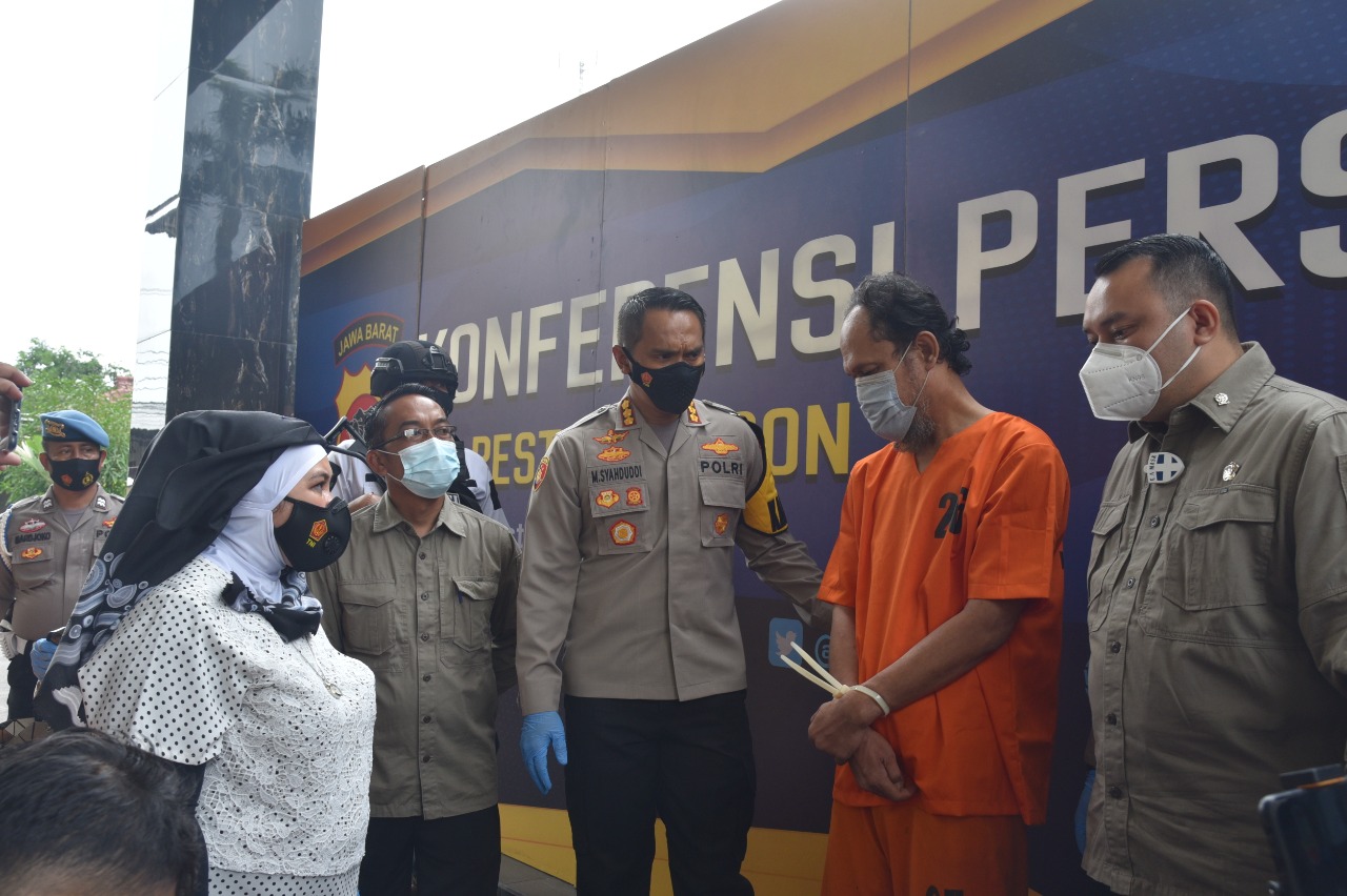 Terduga pelaku pencabulan dibekuk Polres Cirebon (Foto: Bambang Setiawan/dara.co.id)