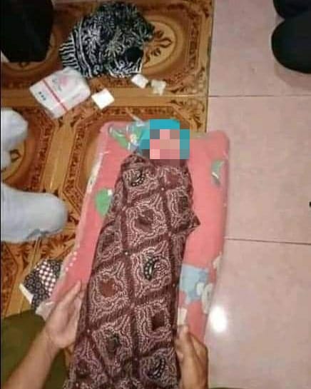 Sesosok bayi ditemukan di halaman rumah di Desa Sukartu (Foto: Purwanda/dara.co.id)