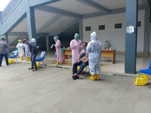 ASN KBB siang tadi melakukan swab antigen di halaman Mesjid As-Shidiq Komplek Perkantoran KBB (Foto: Istimewa)