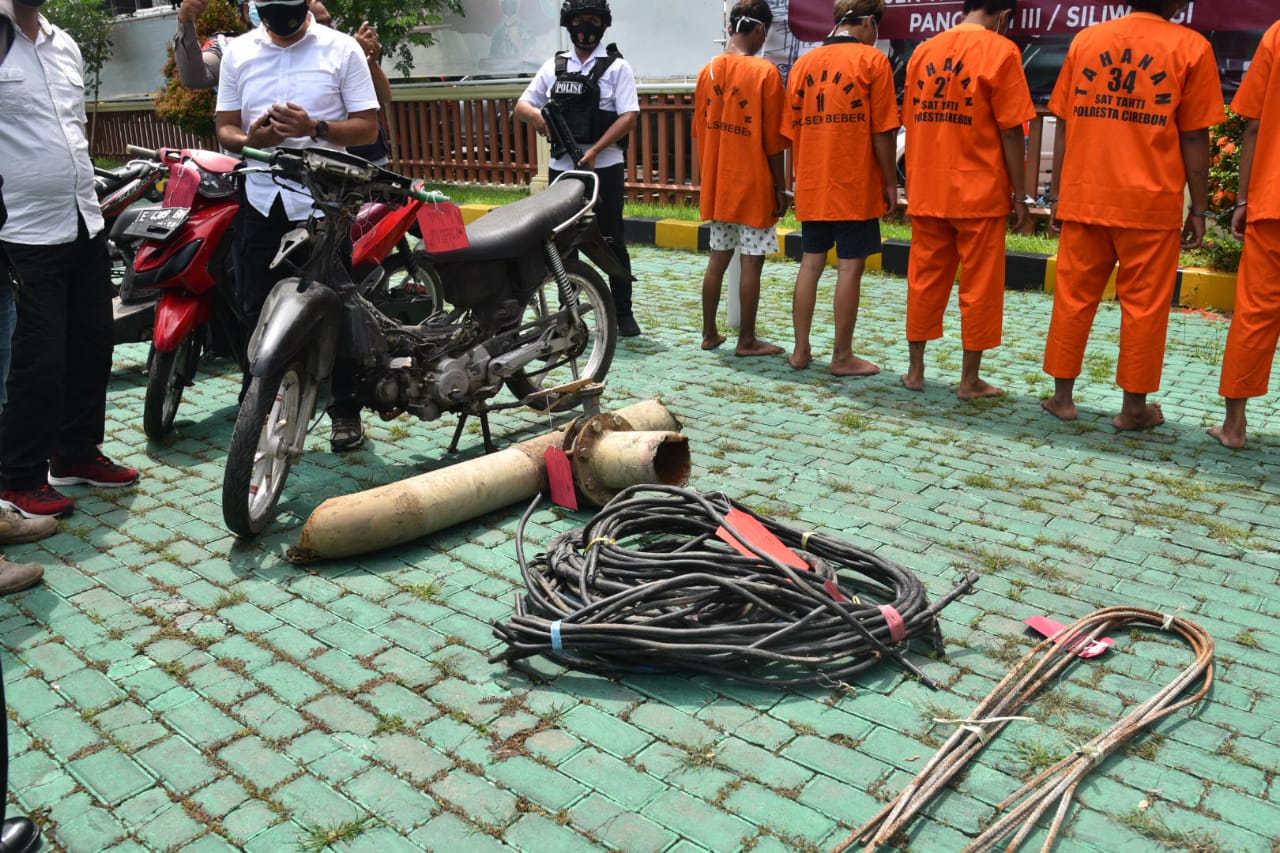 Belasan terasangka tindak kriminal, saat jalani gelar perkara di halaman Polresta Cirebon (Foto: Bambang Setiawan/dara.co.id)