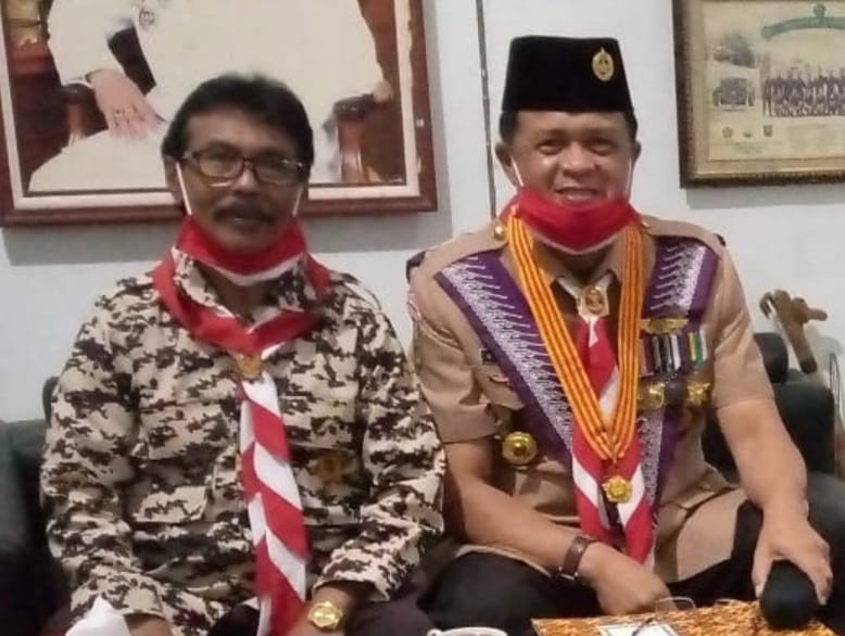 Alm Ade Ratmaja (baju loreng) bersama Ketua Kwarcab Pramuka KBB Aseng Junaedi