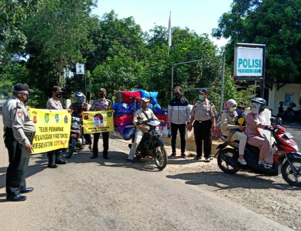 Polsek Cikaum gelar razia masker (Foto: Yudi/dara.co.id)