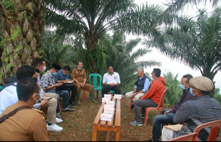 Bupati Subang, H Ruhimat menerima kunjungan Direktur Operasional BUMD Jawa barat PT Jaswita Jabar Agoes Darmadi, SE membahas pembangunan objek wisata baru yang bernama Bukit Santiong Ciater (Foto: Yudi/dara.co.id)