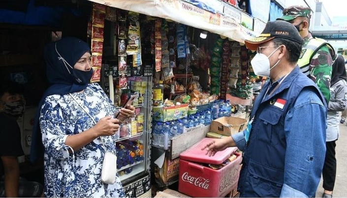 Pelaksana tugas Bupati Cianjur,  Herman Suherman saat mengecek kedisiplinan masyarakat soal penerapan protokol kesehatan (Foto: Purwanda/dara.co.id)