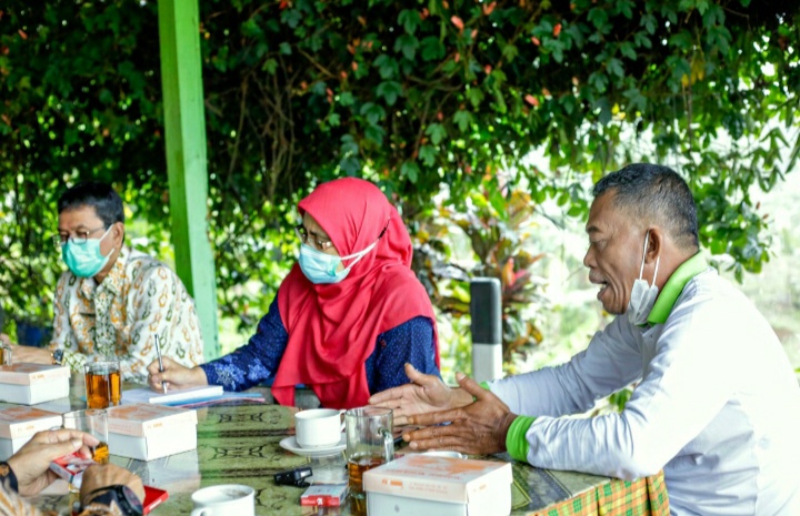 Ketua Yayasan Pamanah Rasa Nusantara RA Ikeu Dewi Sartika memaparkan tentang rencana pembangunan rumah sakit islam kepada Kang Jimat (Foto: Yudi/dara.co.id)