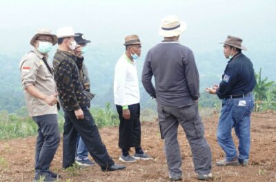 Bupati Subang H Ruhimat bertemu dengan Kepala Balai Penelitian Ternak di Bukit Nyomot, Kecamatan Serangpanjang. Membahasa tentang rencana budibaya ayam kampung unggul balitbangtan (Foto: Yudi/dara.co.id)