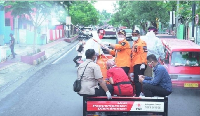 Plt Bupati Cianjur, Herman Suherman terjun langsung melakukan penyemprotan disinfektan di seluruh wilayah Kabupaten Cianjur sebagai upaya pencegahan dan penularan Covid-19 (Foto: Purwanda/dara.co.id)