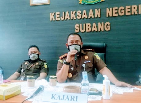 Kajari Subang Talimondo, SH. MH didampingi Kasi Pidsus, Dimas SH. MH (Foto: Deny Suhendar/dara.co.id)