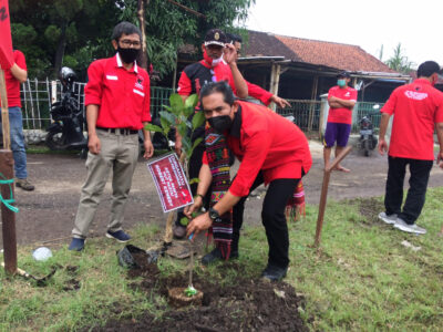 Dalam rangka peringatan HUT-48, dan atas kesadaran terhadap kelestarian lingkungan, DPC PDI Perjuangan Kota Bandung melakukan penanaman pohon di Lapangan Ladar, Kelurahan Babakan Sari, Kecamatan Kiaracondong, Kota Bandung (Foto: Istimewa)