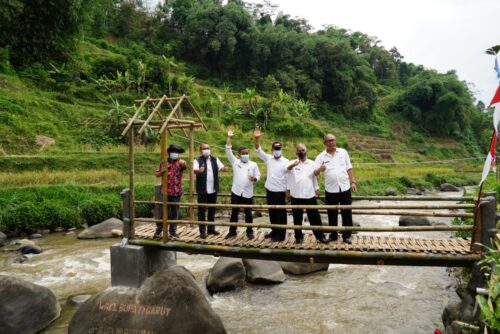 Bupati Garut, Rudy Gunawan, didamping Kepala Disparbud Garut, Budi Gan Gan dan Kepala Bakesbangpol Kabupaten Garut, Wahyudijaya, saat mengunjungi desa wisata Sindangkasih di Desa Sukamaju, Kecamatan Cilawu, Kabupaten Garut (Foto: Andre/dara.co.id)