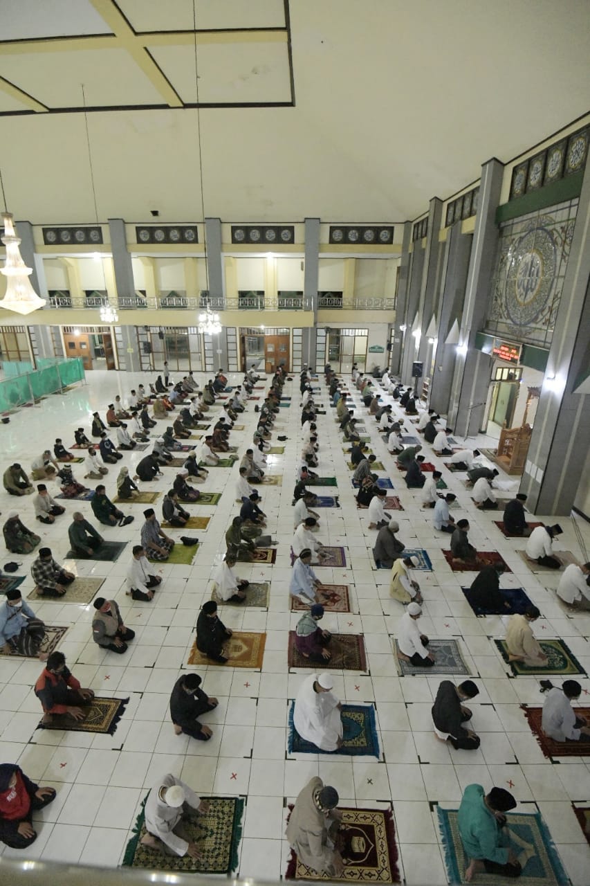 Gubernur Jawa Barat, Ridwan Kamil,saat menggelar Subuh Berjamaah Keliling atau Subling di Masjid Agung Garut (Foto: Istimewa)