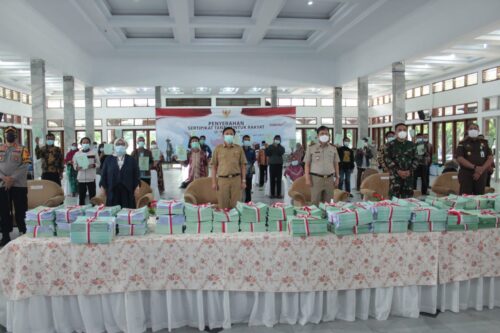 BPN Garut membagikan 5.000 sertifikat tanah melalui program PTSL (Pendaftaran Tanah Sistematis Lengkap) secara simbolis kepada 30 penerima dari perwakilan 2 Kecamatan di Gedung Pendopo, Kecamatan Garut Kota, Kabupaten Garut, Selasa (5/1/2021) (Foto: Andre/dara.co.id)