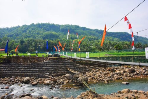 Jembatan Simpay Asih Cikaso di Desa Depok, Kecamatan Cisompet, Kabupaten Garut sudah diresmikan (Foto: Andre/dara.co.id)