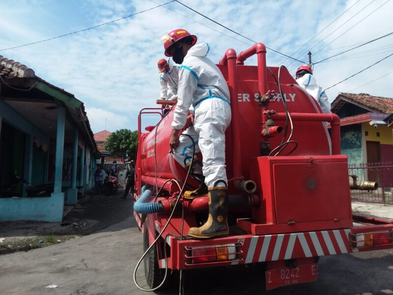 Petugas dari Disdamkar Garut melakukan penyemprotan di sekitar daerah Kelurahan Pananjung, Kecamatan Tarogong Kaler, Kabupaten Garut (Foto: Andre/dara.co.id)