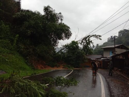 ongsor di Kecamatan Talegong, Kabupaten Garut menutup Jalan Provinsi Rancabuaya-Pangalengan (Foto: Andre/dara.co.id)