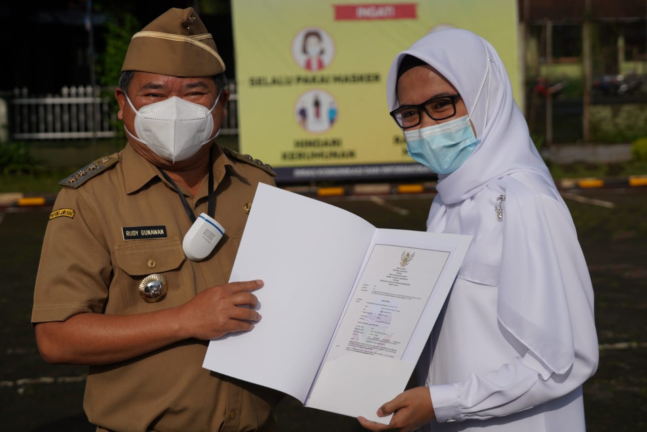 -Bupati Garut, Rudy Gunawan, memimpin apel penyerahan petikan SK (Surat Keputusan) CPNS (Calon Pegawai Negeri Sipil) Tahun Formasi 2019 di Lapangan Setda, Kecamatan Tarogong Kidul, Kabupaten Garut, (Foto: Andre/dara.co.id)